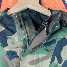 Load image into Gallery viewer, The North Face Camo Zip Up Windbreaker Jacket Size S