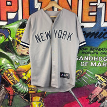 Load image into Gallery viewer, Y2K New York Yankees Jersey Size Medium
