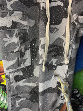 Load image into Gallery viewer, Vale Valley Camo Jogger Pants Stone Crystal Size 36
