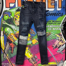 Load image into Gallery viewer, Amiri Black Bandanna Artpatch Black Jeans Size 34”
