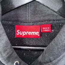 Load image into Gallery viewer, Supreme FW22 Underline Hoodie Black Size M
