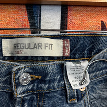 Load image into Gallery viewer, Y2K Levi’s Jeans Size 33”
