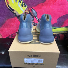 Load image into Gallery viewer, YEEZY QNTM Mono Carbon Size 7.5”
