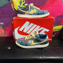 Load image into Gallery viewer, Nike Dunk Low Community Garden Size 10.5
